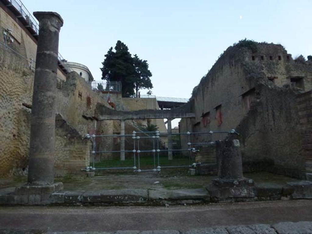 Ins. Orientalis II.19, Herculaneum. October 2012. Looking east towards entrance. Photo courtesy of Michael Binns.